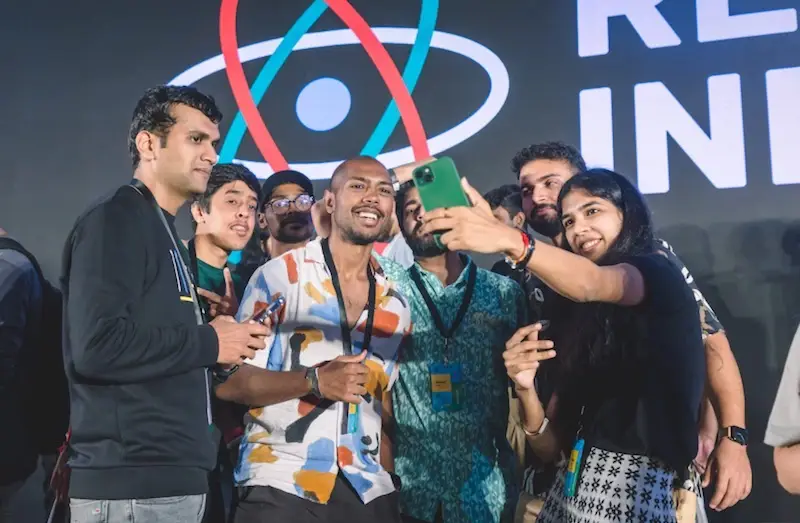 Personas tomándose un selfie en React India